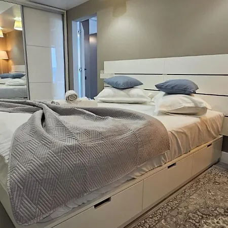 Panoramic Lake View Loft Boutique شقة